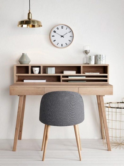 Escritorio con estilo minimalista en tono madera y silla color gris