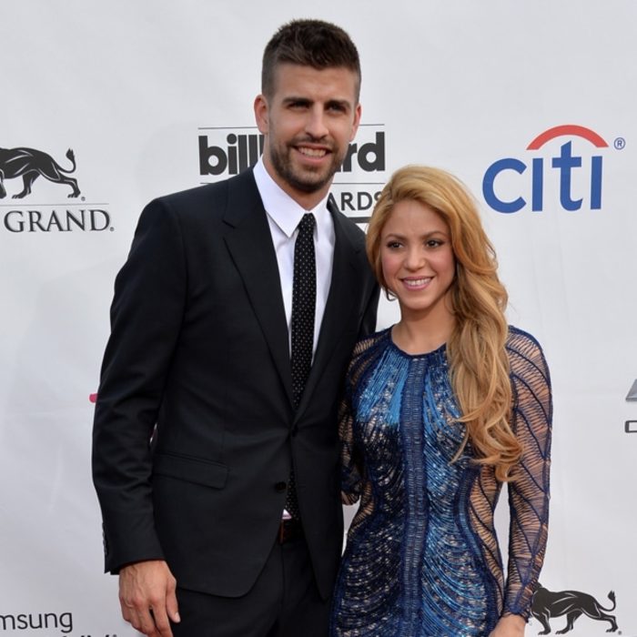 Shakira y Gerard Piqué abrazados mientras posan para una fotografía 