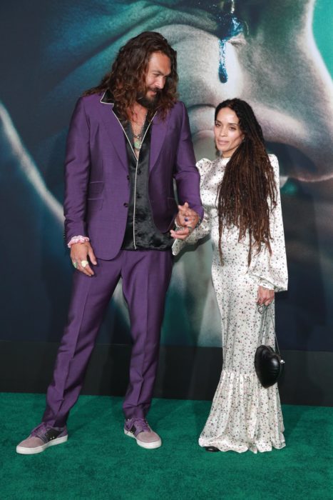 Lisa Bonet y Jason Momoa abrazados mientras posan para una fotografía