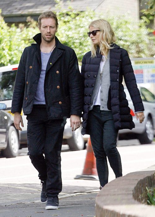 Gwyneth Paltrow y Chris Martin caminando por las calles mientras están tomados de las manos