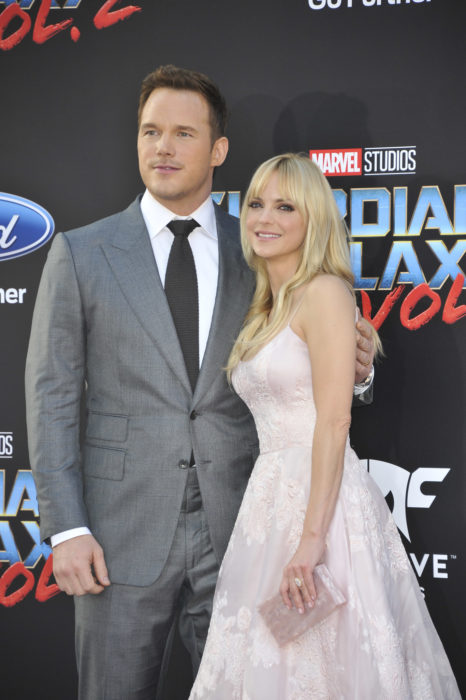 Anna Faris y Chris Pratt abrazados mientras les toman una fotografía 