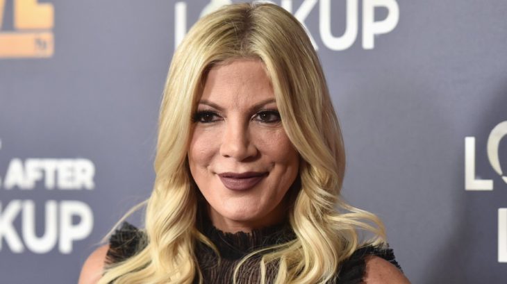 Tori Spelling posando para una alfombra roja 