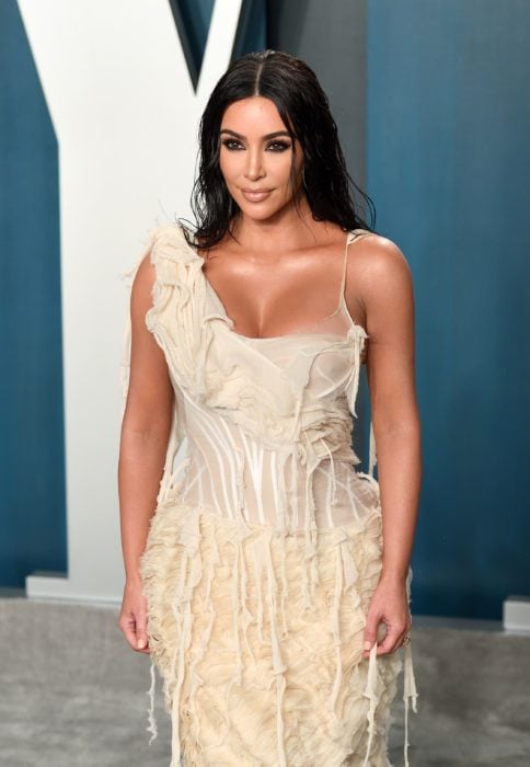 Kim Kardashian usando un vestido de color beige mientras posa para las cámaras del afther party de la revista Vanity Fair 