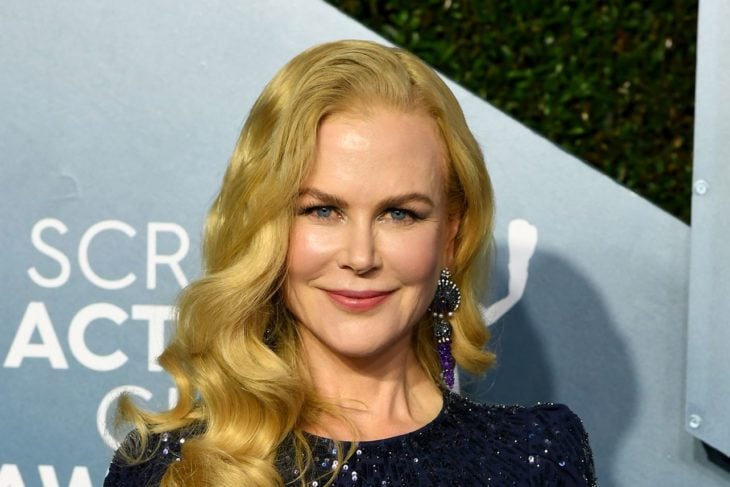 Nicole Kidman posando para la alfombra roja de los premios Oscar 2020