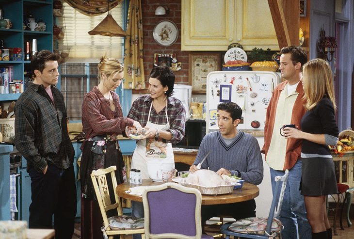 Escena de la serie Friends en la que están cocinando