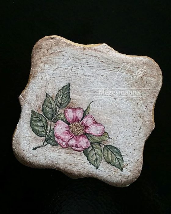 Galleta de jengibre decorada con un una flor rosa