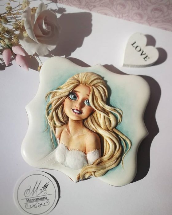 Galleta de jengibre decorada con el rostro de una mujer rubia