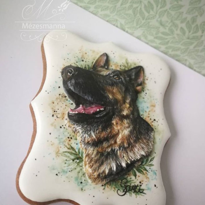 Galleta de jengibre decorada con el rostro de un perro pasto Alemán