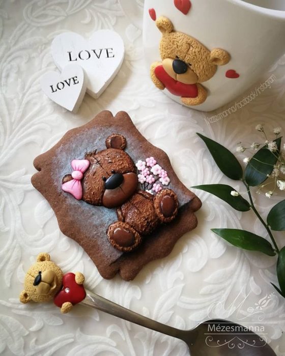 Galleta de jengibre de chocolate decorada con un osito con moño rosa