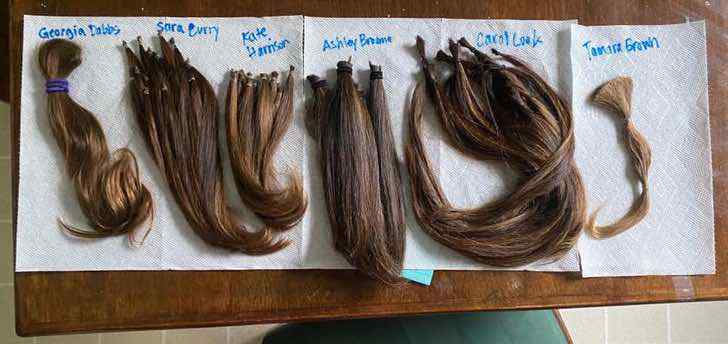 Grupo de amigas dona cabello para peluca de mujer con cáncer (2)