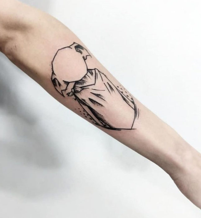 Tatuaje inspirado en Harry Potter, de la silueta de Dobby, el elfo doméstico