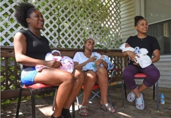 Hermanas Dannesaha, Ariel y Ashley Williams riendo y cargando a sus bebés que nacieron el mismo día