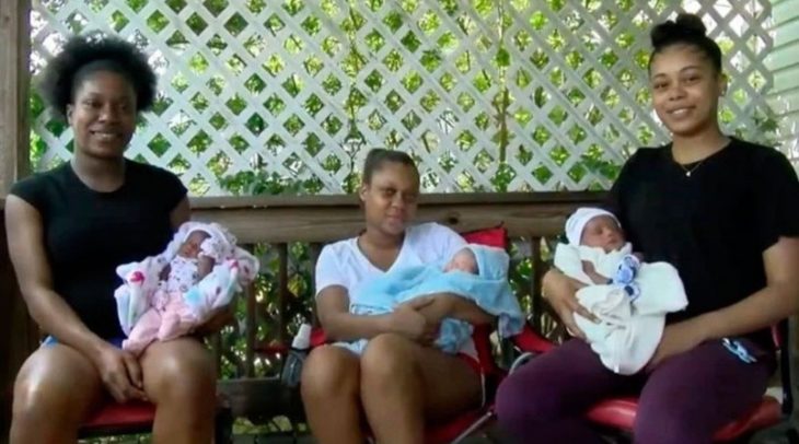 Dannesaha, Ariel y Ashley Williams hermanas de Ohio, Estados Unidos sosteniendo a sus bebés