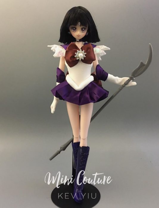 Muñeca de porcelana creada por el artista Mini Couture inspirada en el anime Sailor Moon, Hotaru Tomoe