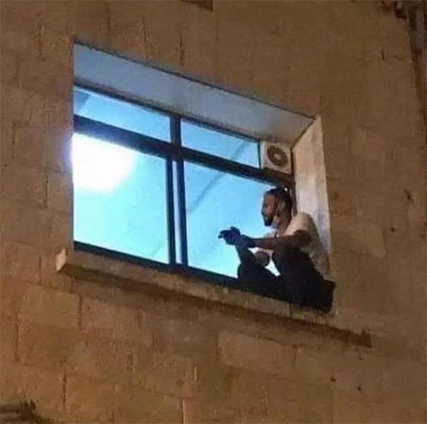 Hombre en Palestina escala a ventana del hospital para ver a su mamá