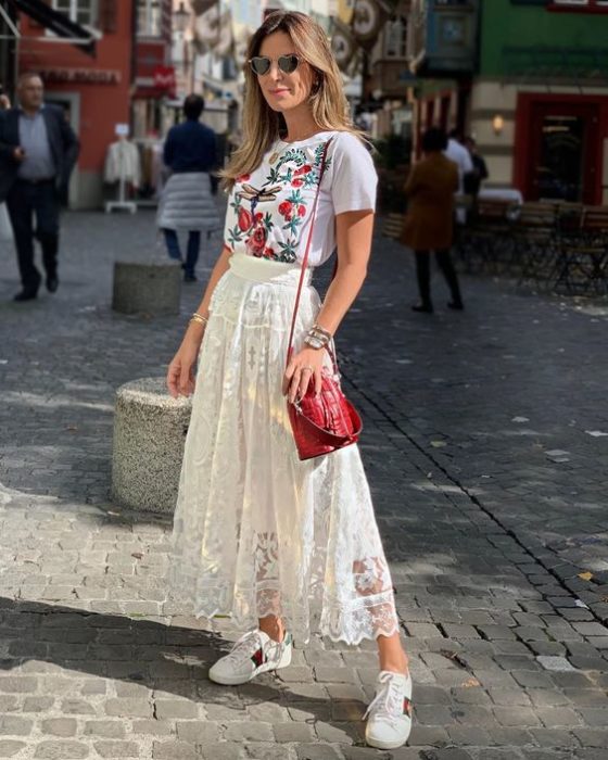 Chica llevando falda blanca con transparencias en bordados de patrones