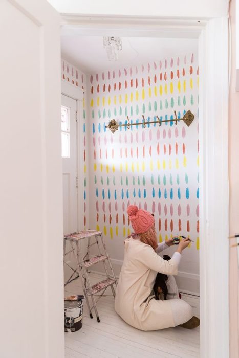 Decoración de pared con fondo blanco y colores