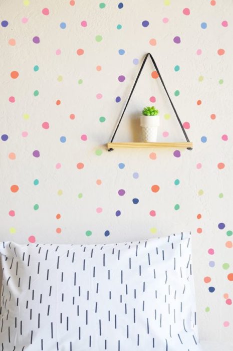 Decoración de pared con puntos de colores y fondo blanco