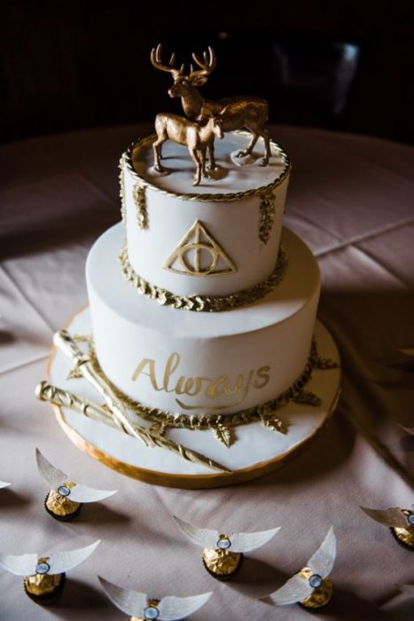 Pastel blanco de fondant con temática de Harry Potter