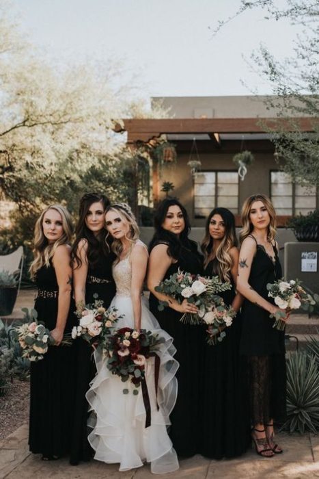 Novia con vestido blanco y damas de honor con vestido negro