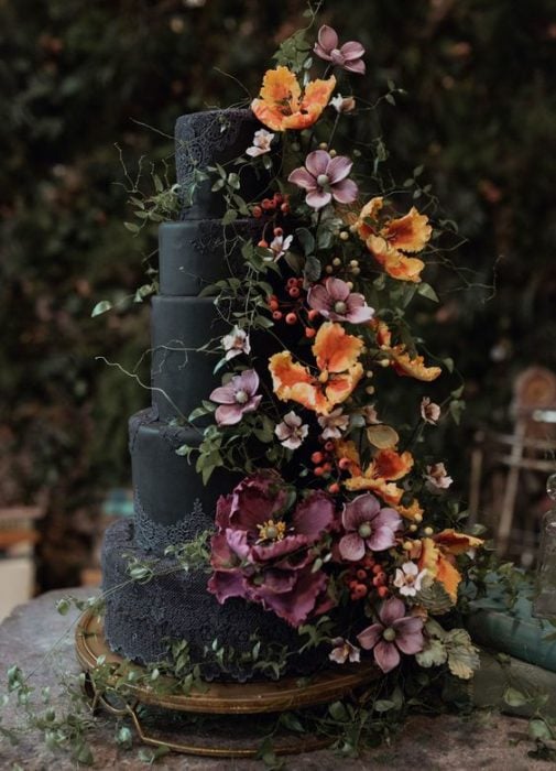 Pastel de bodas negro con flores 