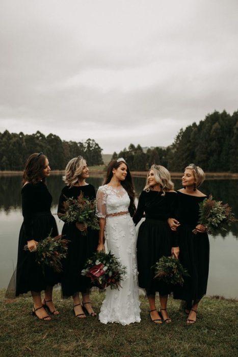 Novia con vestido blanco y damas de honor con vestido negro