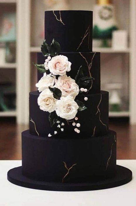 Pastel de boda en negro con flores blancas