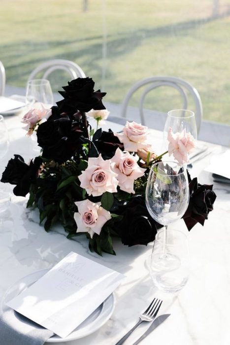 Centro de mesa para boda con flores negras y rosas