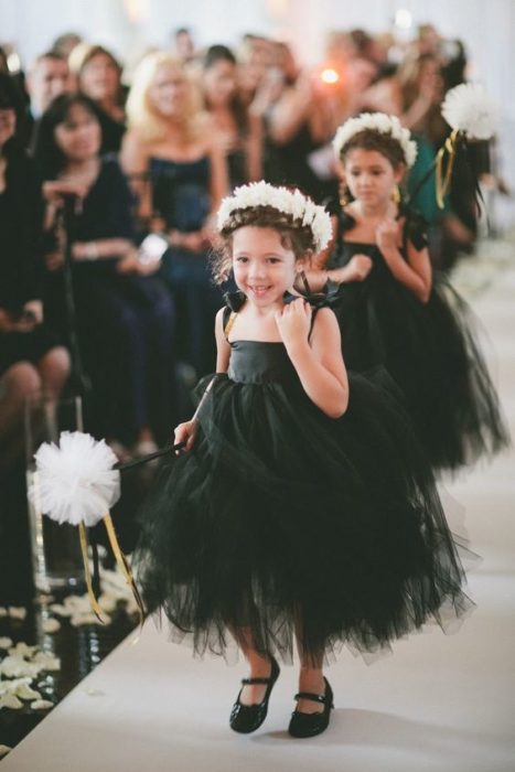 Niñas en boda con vestido negro