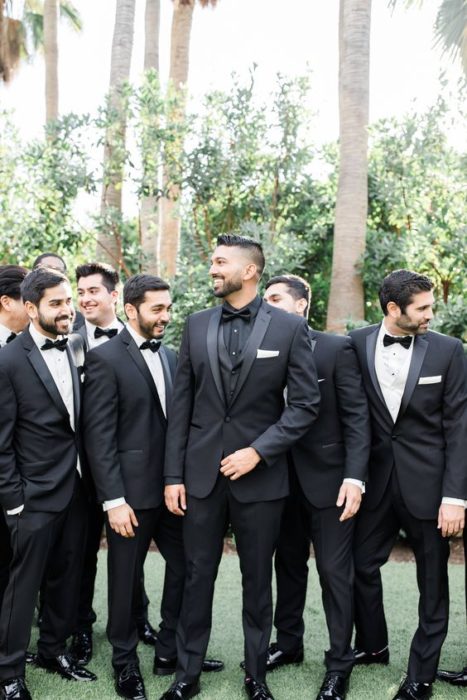 Novio en el altar con traje negro