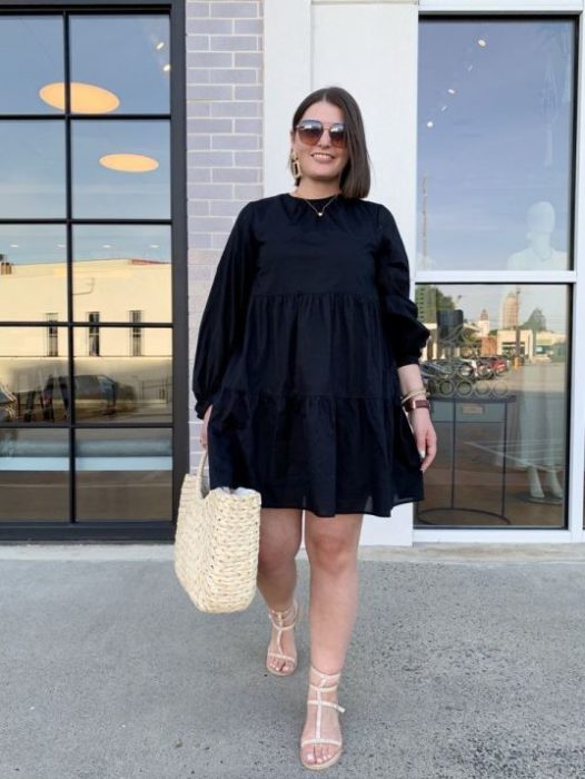 Mujer plus size con vestido negro y bolso cuadrado tipo canasta