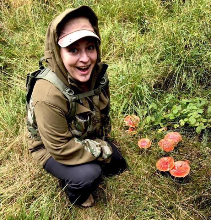 Jo Brown ilustradora admirando cetas rojas en el campos