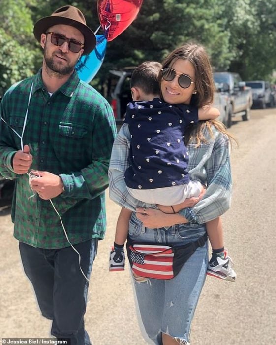 Jessica Biel y Justin Timberlake caminando por u parque de diversiones junto a su hijo 