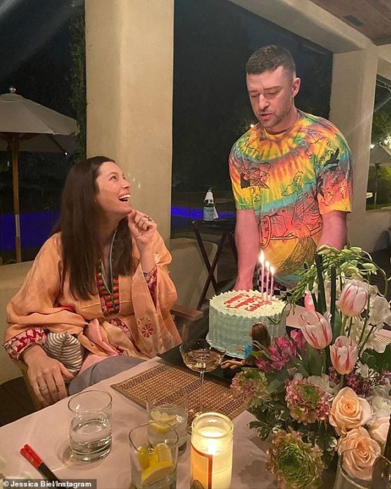 Jessica Biel y Justin Timberlake partiendo un pastel