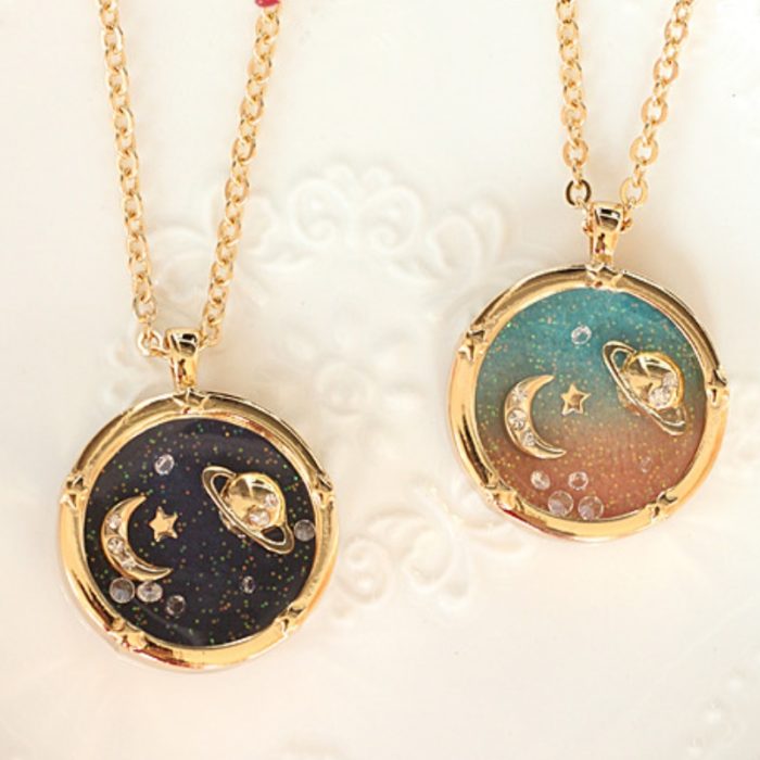 Collar inspirado en el universo con cadena dorada u dije de la Luna y Saturno