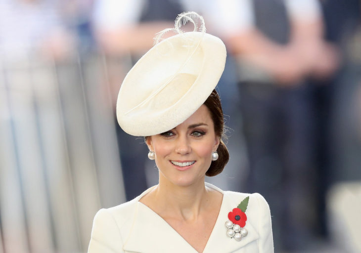 Kate Middleton usando un fascinator color blanco roto