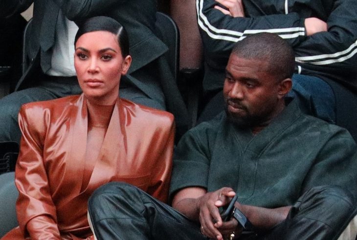 Kim Kardashian y Kanye West sentados viendo un partido de basketbol