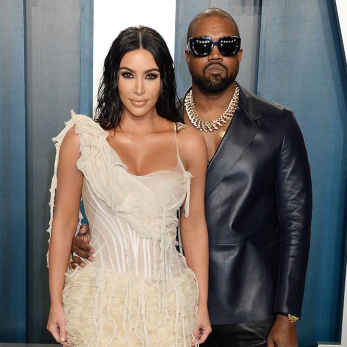 Kim Kardashian y Kanye West posando para una serie de fotos en una alfombra roja