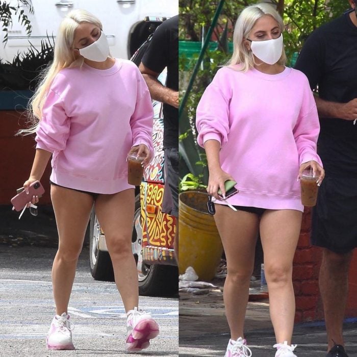 Lady Gaga caminando en la calle con una sudadera rosa