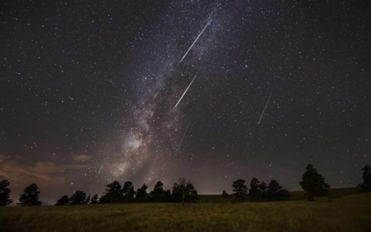 Lluvia de estrellas vista en campo abierto