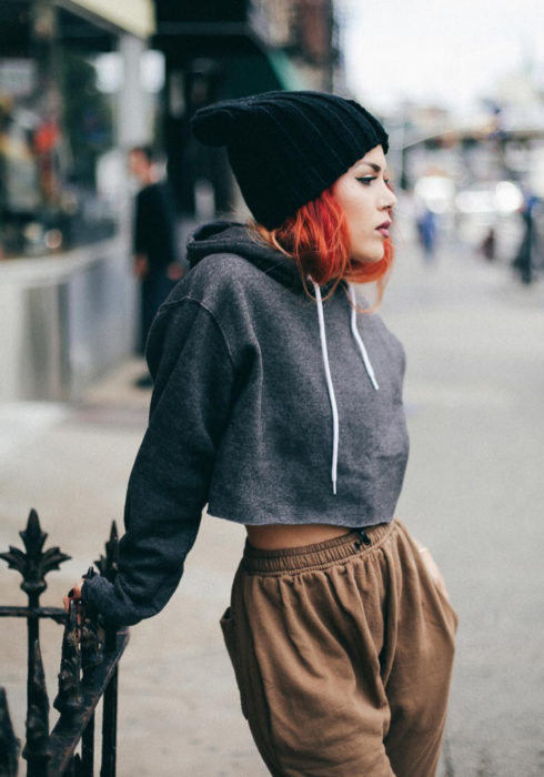 Looks con sudadera; chica pelirroja con estilo de ropa urbano, hoodie crop top gris oscuro, gorro tejido de frío, pants café