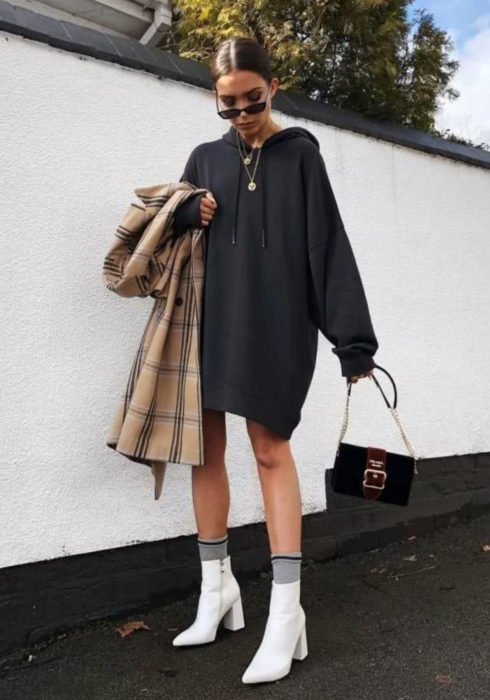 Looks con sudadera; mujer con hoodie gris oscuro como vestido, con botas retro blancas de tacón cuadrado