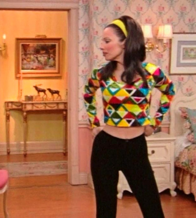 Looks de Fran Drescher de 'La Niñera'; atuendo de los sesenta, diadema, top de colores y leggin negro