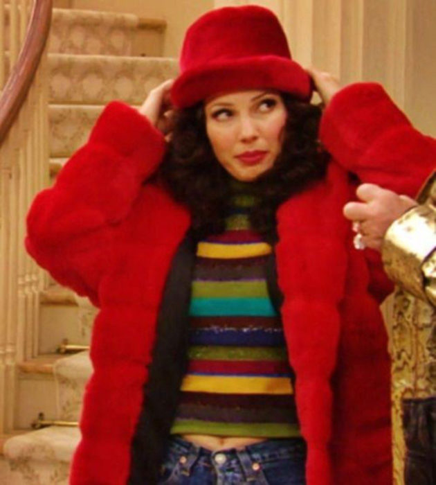 Looks de Fran Drescher de 'La Niñera'; abrigo rojo afelpado y gorro para el frío, blusa rayada de colores