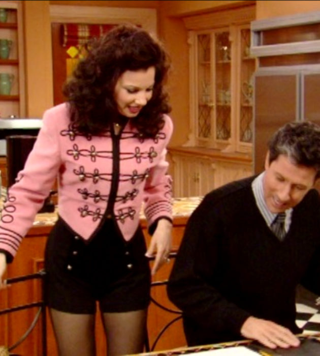 Looks de Fran Drescher de 'La Niñera'; chaqueta rosa estilo militar y short negro