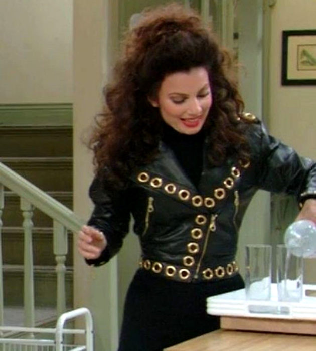 Looks de Fran Drescher de 'La Niñera'; chaqueta negra de cuero con remaches dorados