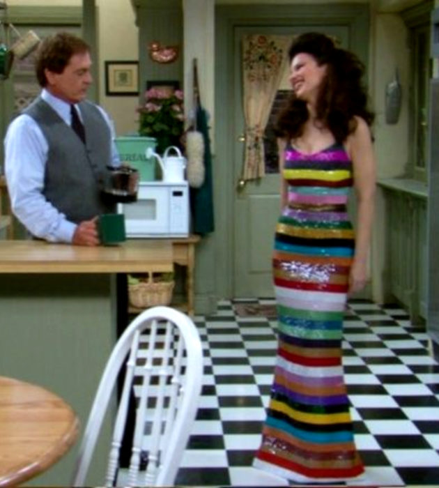 Looks de Fran Drescher de 'La Niñera'; maxivestido sin mangas con rayas de colores