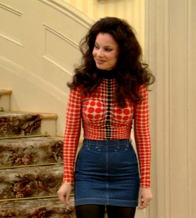 Looks de Fran Drescher de 'La Niñera'; blusa con lunares rojos y minifalda de mezclilla