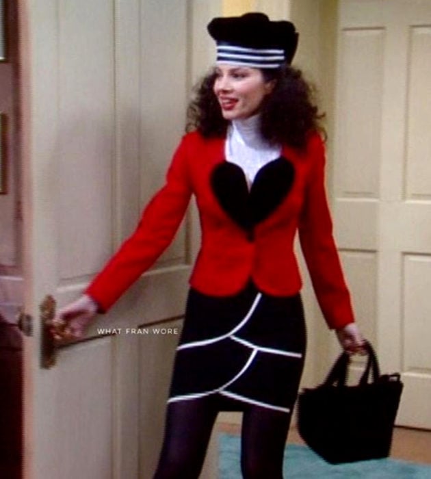 Looks de Fran Drescher de 'La Niñera'; saco rojo con minifalda negra y medias, boina francesa