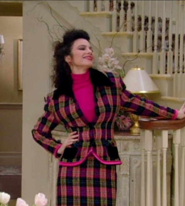 Looks de Fran Drescher de 'La Niñera'; ropa de oficina, saco y falda a cuadros